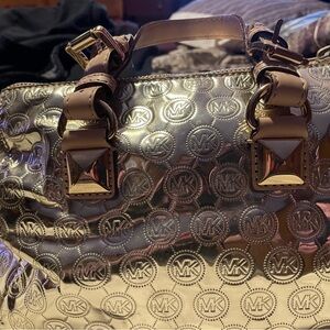 Michael Kors Gold Shoulder Bag Elegant Design